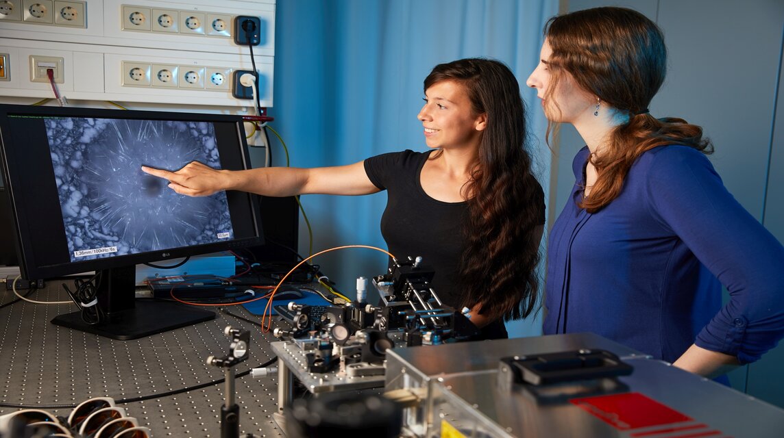 Zwei Studentinnen besprechen Versuchsergebnisse im Laserlabor 