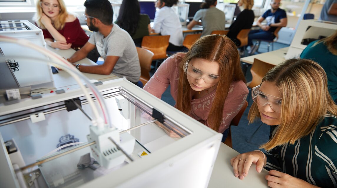 Studentinnen am 3D-Drucker