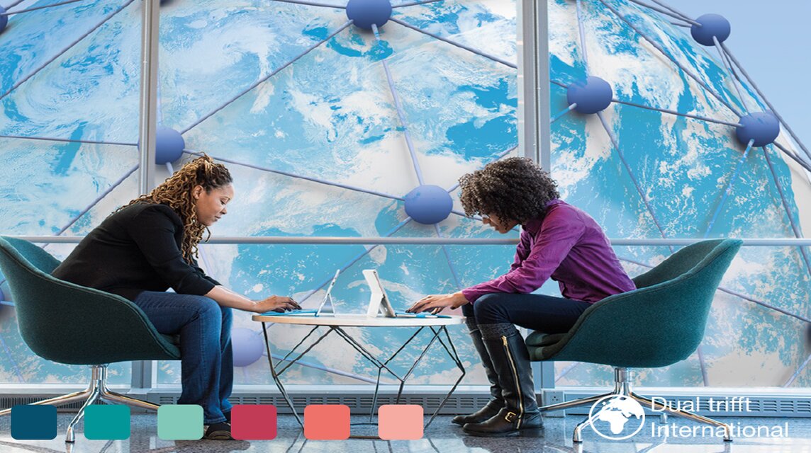 Imagebild: Zwei Studierende arbeiten gemeinsam vor einer riesigen Weltkugel