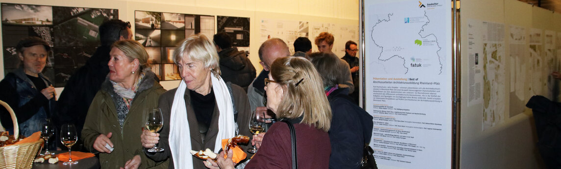 Damen mit Essen und Trinken, im Hintergrund eine Ausstellung