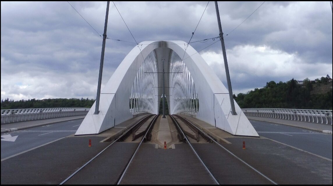 Multifunktionale Mobilität auf einer Brücke