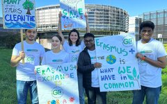 Erasmus-Studierende des RheinAhrCampus Remagen mit ihren selbstgemalten Plakaten für die Fridays for Future Demonstration  