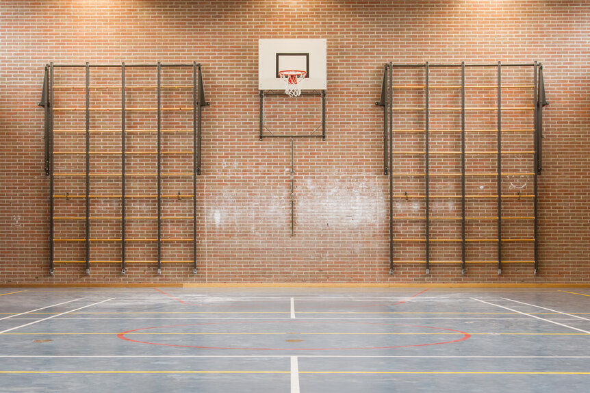 Sporthalle mit Basketballkorb