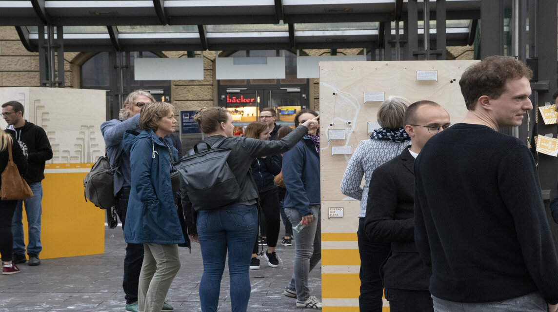 Studierende betrachten die Infotafeln