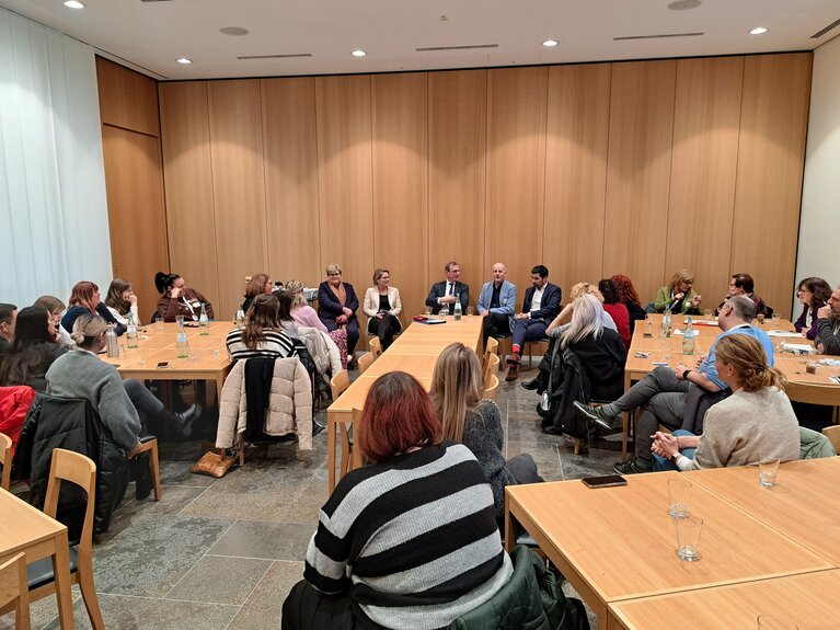 Die Teilnehmenden in der Diskussion mit Landtagsabgeordneten und der Spitze des Bildungsministeriums