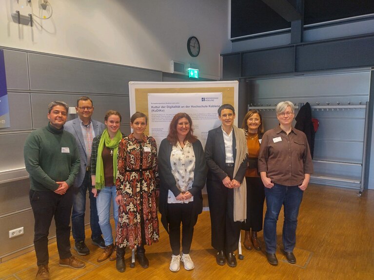 Das (verbliebene) Team von KuDiKo beim Tag der Lehre. V.l.n.r.: Ramin Bahrami, Prof. Dr. Ralf Haderlein (wissenschaftliche Leitung, verbleibt an der Hochschule), Alessandra Reß, Wiebke Sophie Ost, Cassandra Gerber, Dr. Kerstin Voß (Projektleitung, verbleibt an der Hochschule), Petra Gras (verbleibt im Team Lehre) und Carmen Sohn (Projektkoordination)