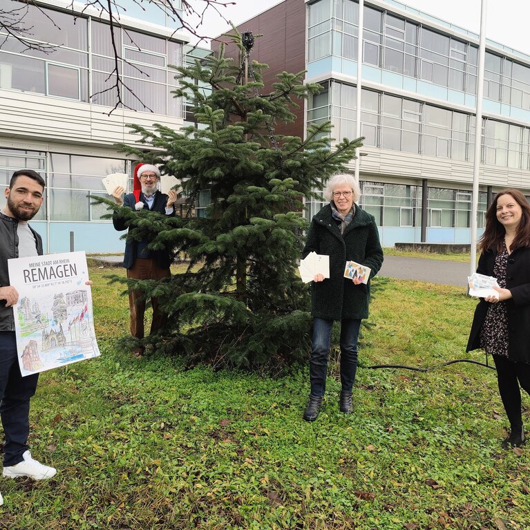 Vor dem RheinAhrCampus und dem Tannenbaum stehen von links nach rechts aufgestellt: Manoel Ferreira, Dr. Laurent Borgmann, Mechthild Haase, Sarah Krajewski  