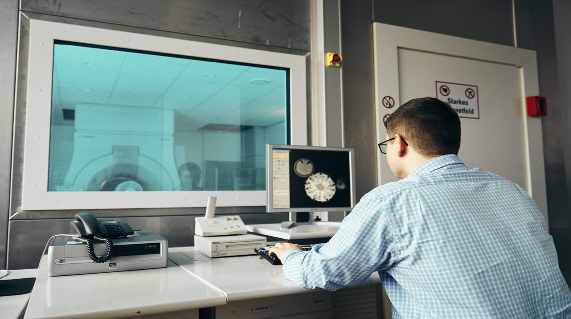 Student bei der Auswertung von Versuchsergebnissen am Computer