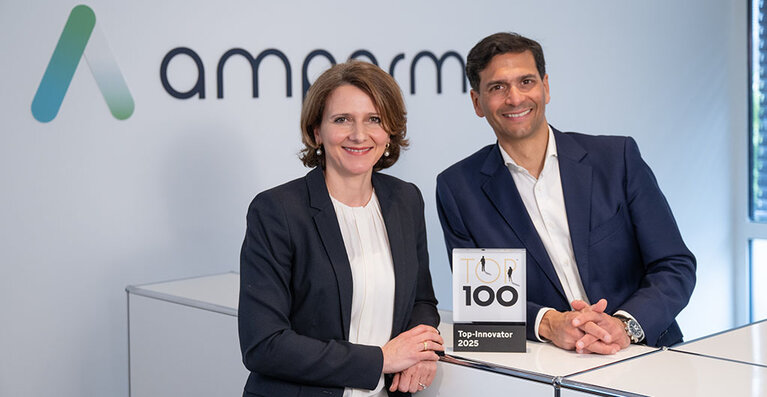 Prof. Dr. Julia Daecke und M. Abeynaike mit dem Top 100 Award