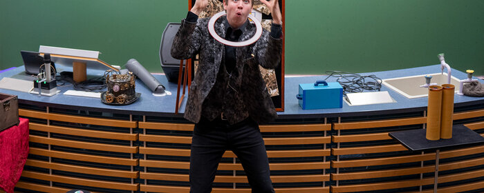 Ein Zauberer beim Vorführen eines Tricks