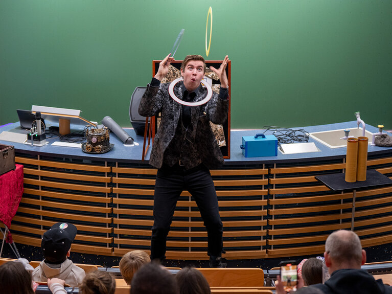 Ein Zauberer beim Vorführen eines Tricks