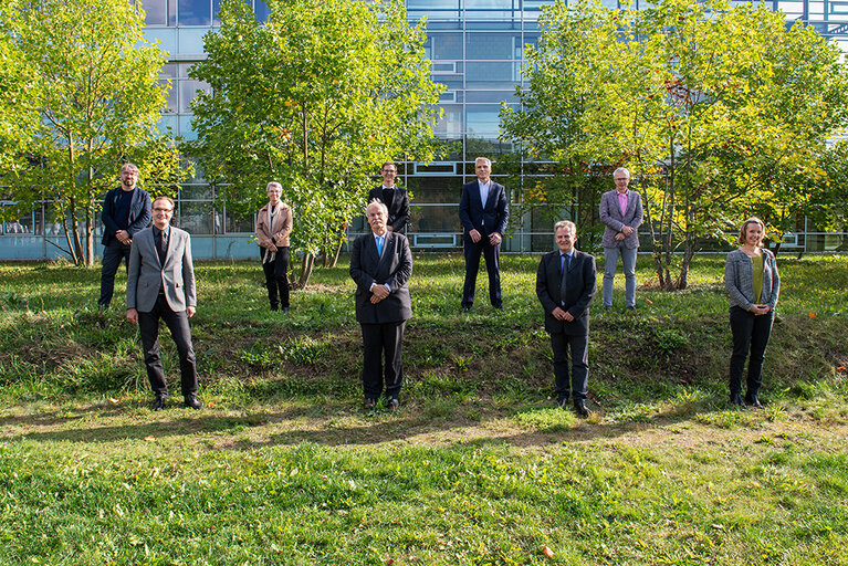 beim gemeinsamen Treffen am RheinAhrCampus wurde der neue duale Studiengang "Forschungs- und Innovationsmanagement" vorgestellt.  v. l. n. r.: Dr. Christian Ganseuer (Bereichsleiter Bildung, Gender, DLR-PT) Klaus Uckel (Geschäftsleiter DLR-PT), Prof. Dr. Daniela Braun (Viszepräsidentin), Prof. Dr. Kristian Bosselmann-Cyran (Präsident), Prof. Dr. Dirk Mazurkiewicz (Dekan Fachbereich WiSo), Steffen Bruckner (Bereichsleiter Kompetenzzentren und Services, DLR-PT), Hartmut Bernd (Ministerium für Wissenschaft, Weiterbildung und Kultur), Prof. Dr. Heiko Weckmüller (Studiengangsleiter), Dr. Fabienne Köller-Marek (Kanzlerin). 