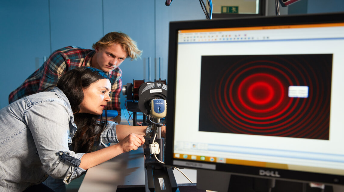 Zwei Studierende beim Versuch im Laserlabor