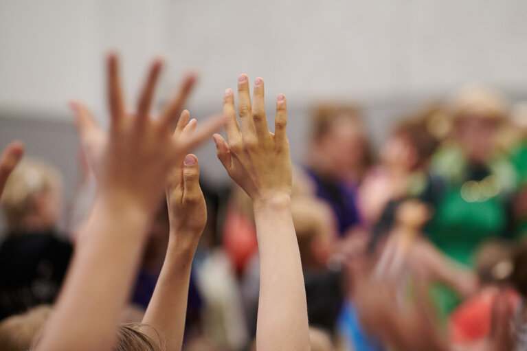 Kinderhände melden sich - Symbolbild für Mitbestimmung im KITA Alltag