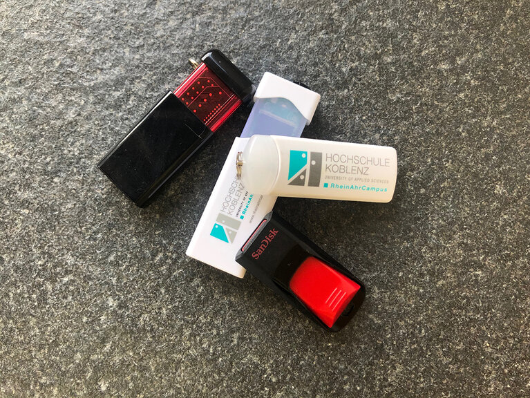 Foto zeigt verschiedene USB-Sticks 