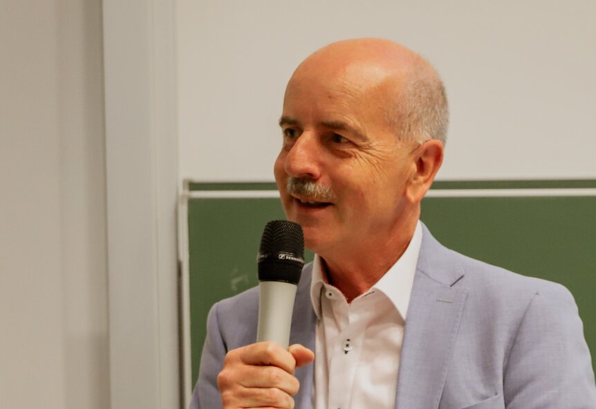 Prof. Dr. Armin Schneider mit Mikrophon