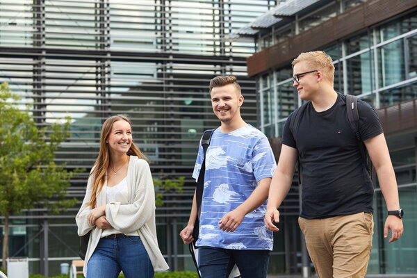 Dekoratives Bild, Campus, Studierende