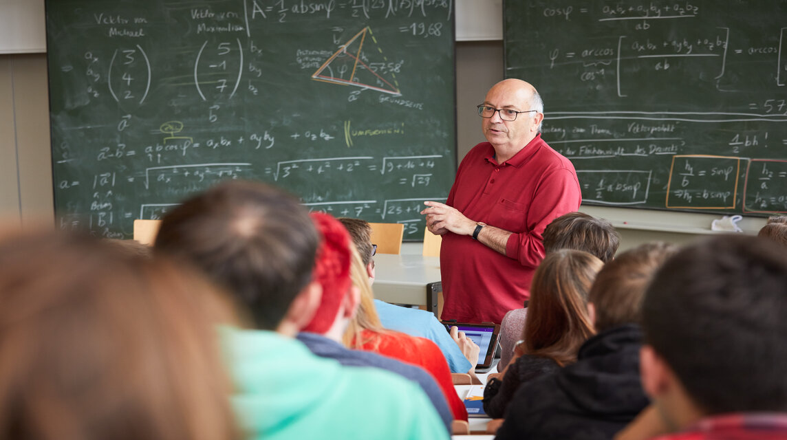 Professor im Hörsaal 