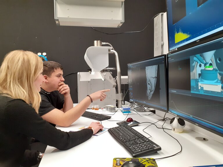 Schülerinnen und Schüler erleben das Rasterelektronenmikroskop am Campus Remagen.