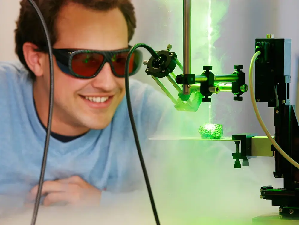 Studierender im Laserlabor