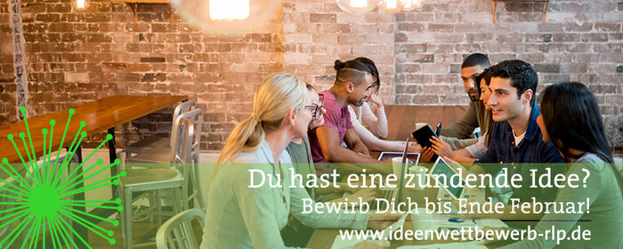 Mehrere Personen sitzen an einem Tisch in gemütlicher Runde. Der Schriftzug wirbt zum Bewerben auf.
