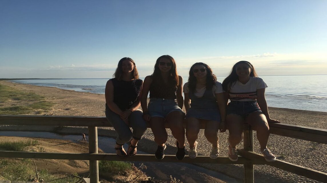 Annika mit Freunden am Strand