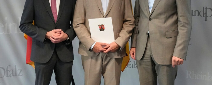Drei Herren stehen zusammen