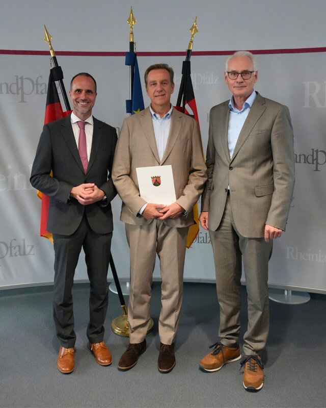 Drei Herren stehen zusammen