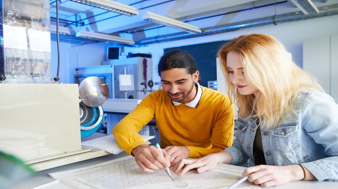 Studierende bei Planungen im Labor