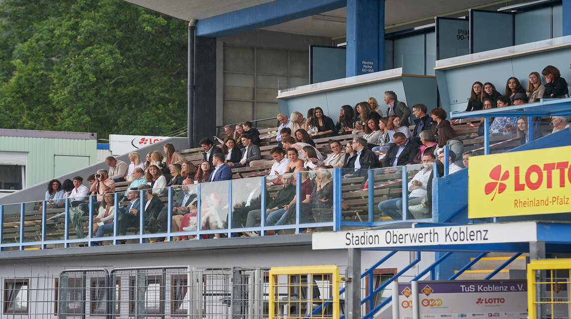 Gäste Finissage 2021 auf der Haupttribüne des Stadions Oberwerth