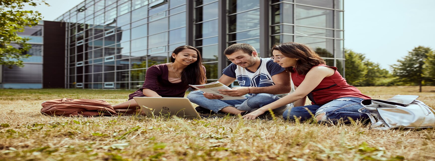 [Translate to English:] Studierende am RheinAhrCampus (Foto: Felix Will)