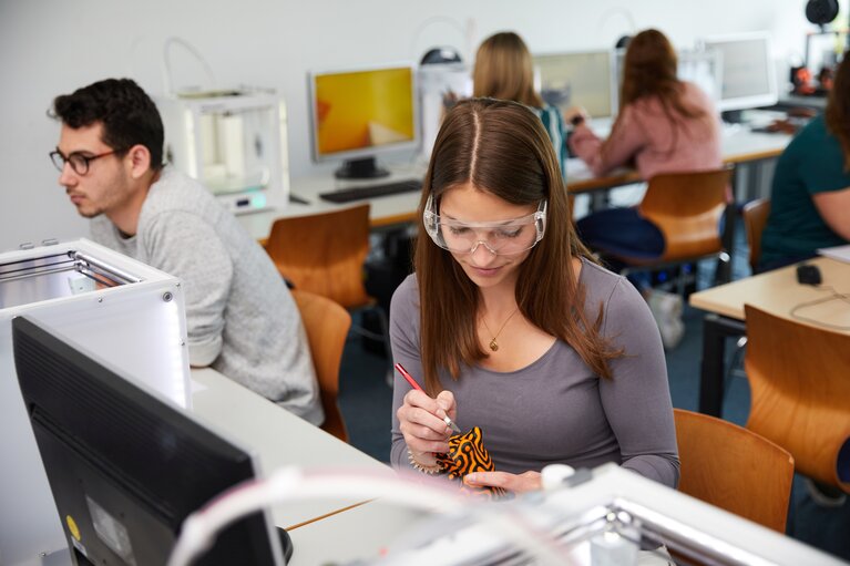 Schülerin im 3D Druck Ferienkurs