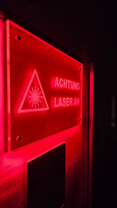 Gerät mit Aufschrift Achtung Laser an