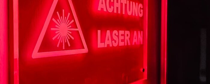 Gerät mit Aufschrift Achtung Laser an