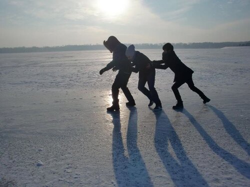 Sascha mit Freunden auf Eis