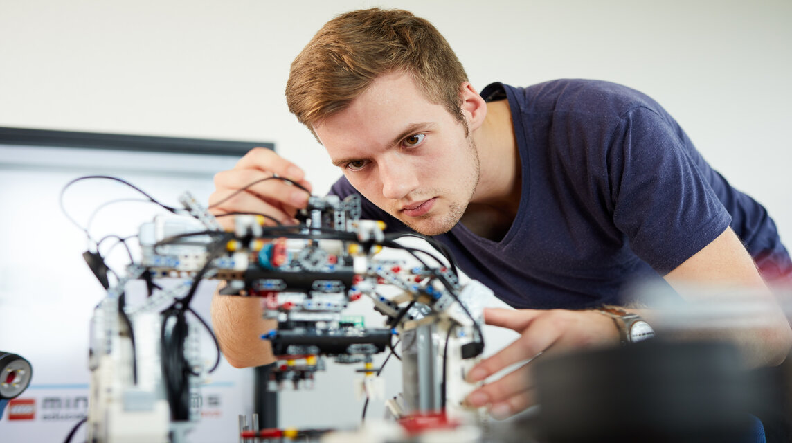 Student mit Elektronik