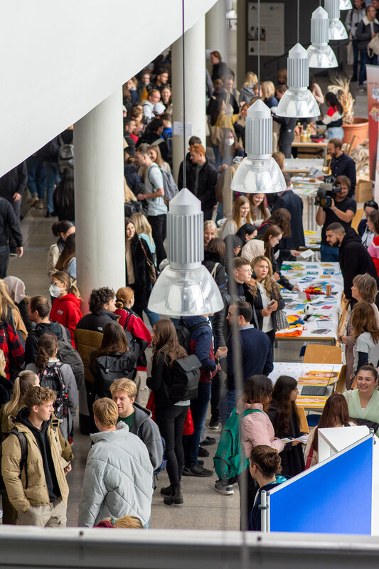 An den vielen Infoständen im Foyer informierten sich die neuen Studierenden über verschiedene Servicestellen und Angebote an der Hochschule Koblenz.