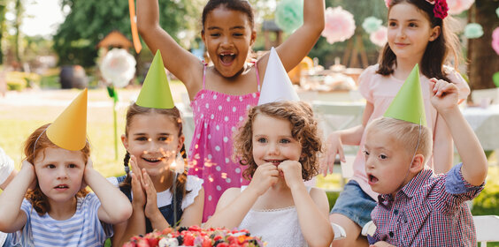 Kind mit Beeinträchtigung feiert mit seinen Freunden Geburtstag.