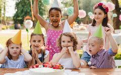 Kind mit Beeinträchtigung feiert mit seinen Freunden Geburtstag.