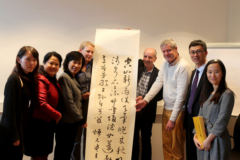 Der chinesische Besuch bei der Übergabe der Gastgeschenke