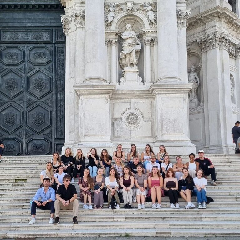 Studierende auf einer Treppe (Gruppenfoto)