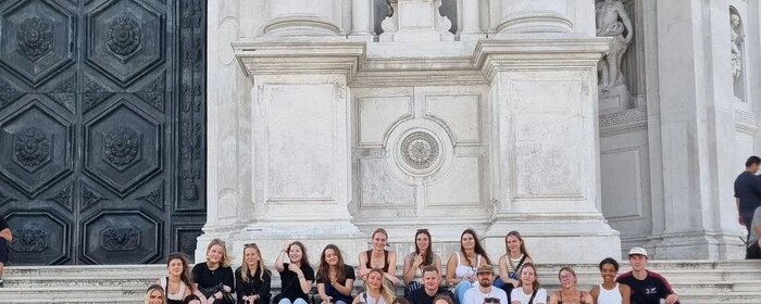 Studierende auf einer Treppe (Gruppenfoto)