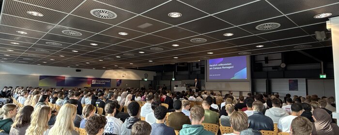 Studierende sitzend im Audimax - Menge von hinten fotografiert
