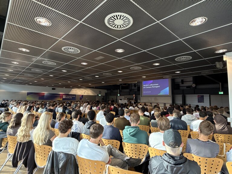 Studierende sitzend im Audimax - Menge von hinten fotografiert