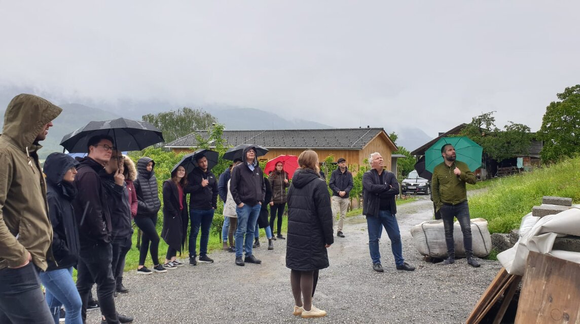 Menschengruppe bei der Südschleife im Regen