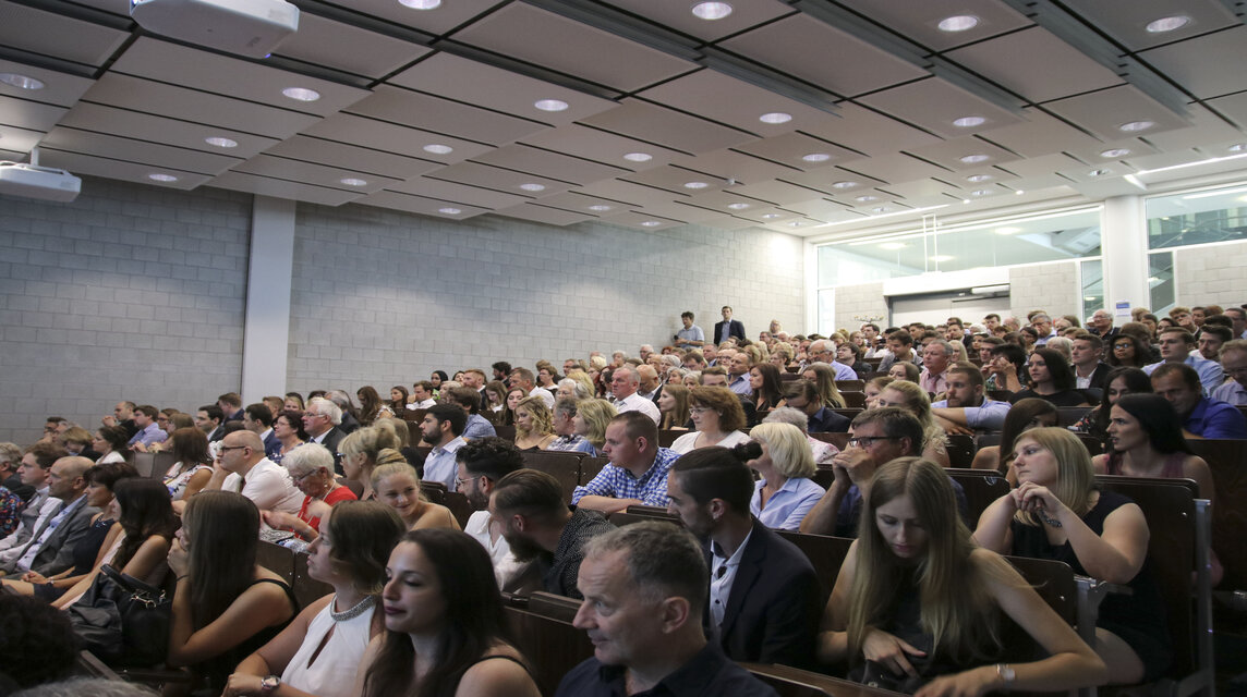 Viele Menschen in einem Hörsaal