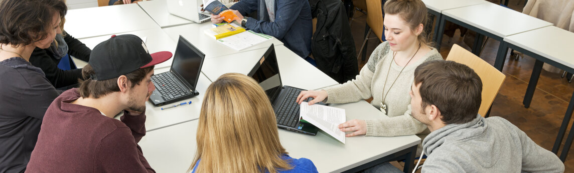 Gruppenarbeit - Studierende am Tisch