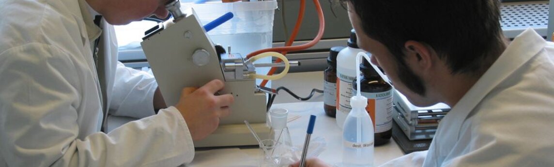Zwei Studenten bei der Laborarbeit