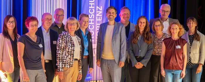 Die Referentinnen und Referenten des Kita-Kongresses stehen in einer Gruppe zusammen. 