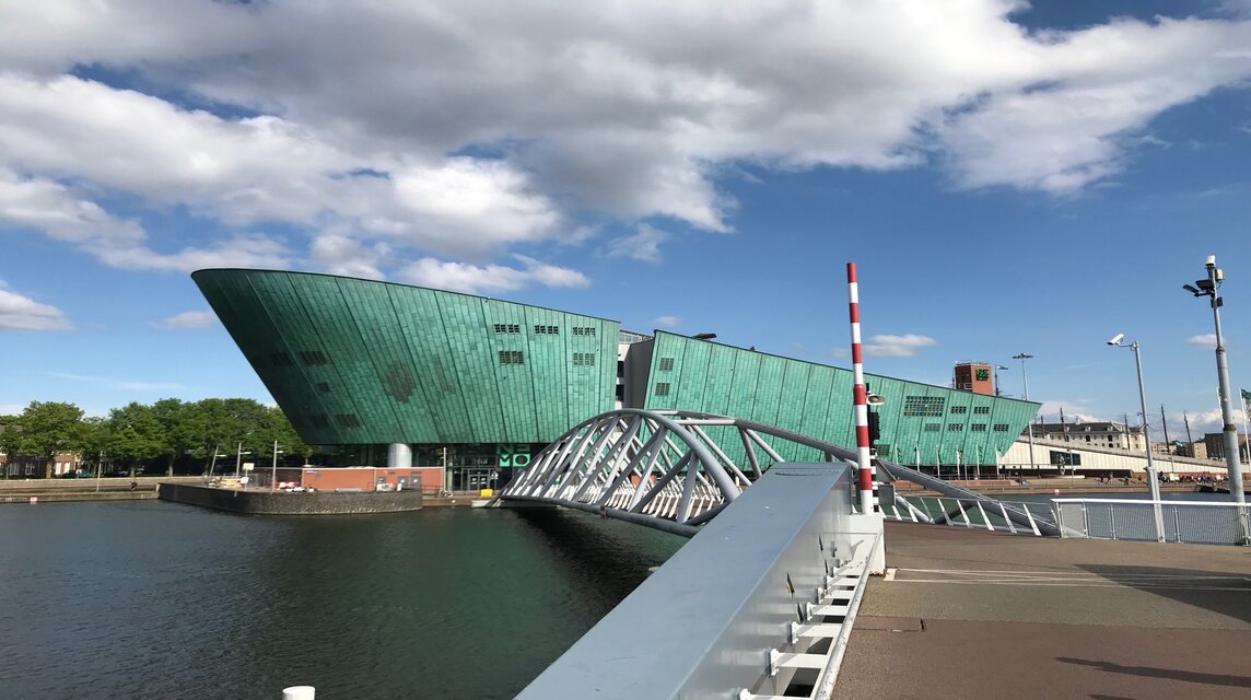 Grünes Gebäude am Wasser